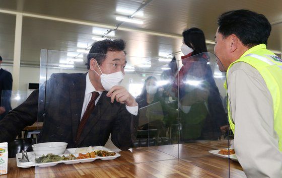 이낙연 대표가 30일 오전 광주형 일자리 공장이 설립되고 있는 전남 함평군 빛그린산단 식당에서 근로자와 이야기를 나누며 식사를 하고 있다. 이 대표는 한달간 전국을 돌며 현장 최고위회의를 여는데 오늘 첫 타자로 광주를 선택했다. 연합뉴스
