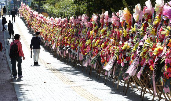 지난 29일 서울 서초구 대검찰청 앞에 윤석열 검찰총장을 응원하는 화환들이 놓여 있다. 뉴스1