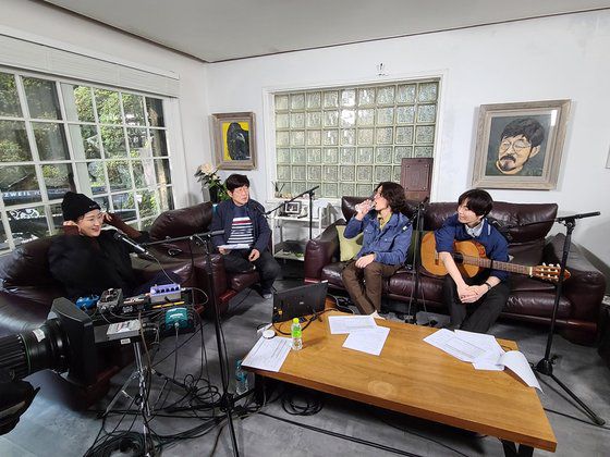 30일 공개된 SBS 파워FM ‘아름다운이 아침 김창완입니다’ 20주년특집 언택트 미니 콘서트. ‘재택근무’ 콘셉트에 맞춰 김창완 자택에서 선우정아, 잔나비 등이 함께 모여 노래를 불렀다. [사진 SBS]