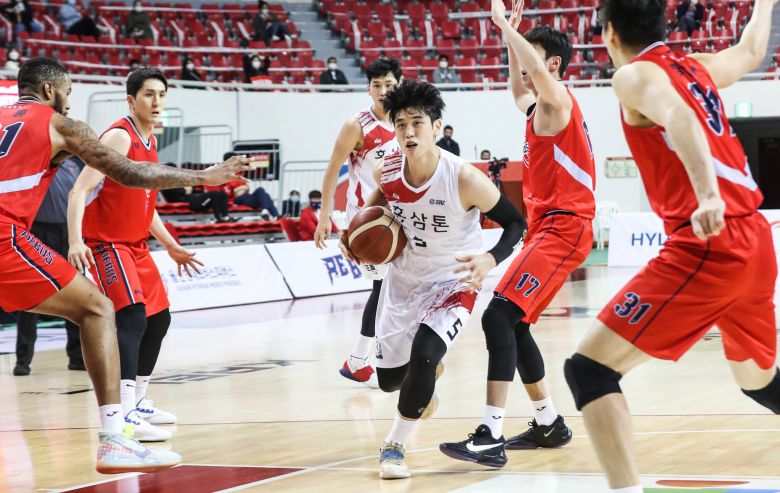 현대모비스전에서 돌파를 시도하는 변준형. [사진 KBL]