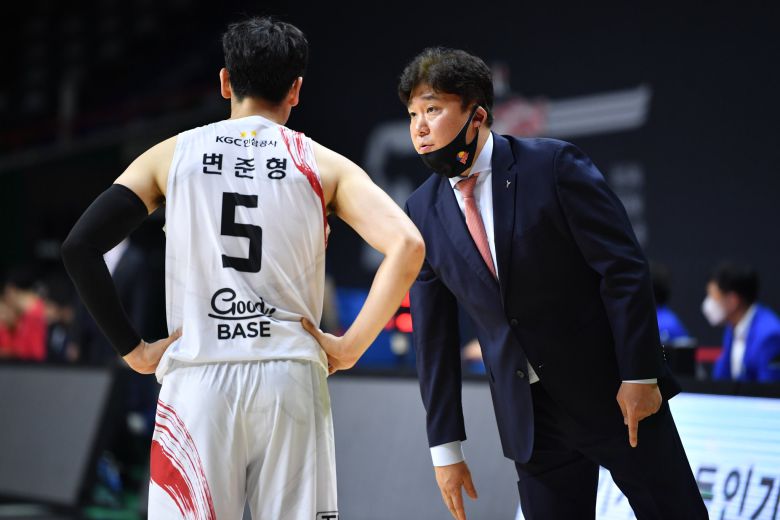 김승기 감독은 변준형에게 일대일 공격을 펼칠 공간을 열어주는 아이솔레이션 전술을 구사한다. [사진 KBL]