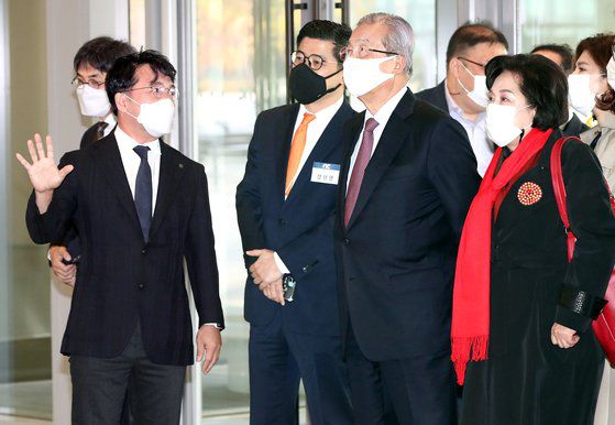 김종인 국민의힘 비상대책위원장(오른쪽)이 10월 27일 경기 성남 엔씨소프트 본사를 방문해 간담회에 앞서 김택진 대표의 설명을 듣고 있다. 김 위원장이 최근 김 대표와 따로 식사하곤 수첩에 '김택진'이라고 적었다고 한다. 김 위원장은 이날 "김 대표가 서울시장 후보군이란 얘기가 있다"는 질문에 "추가로 만날 필요가 있겠나"라고 했다. 김 대표도 "정치에 전혀 뜻이 없다. 나는 기업가"라고 했다. 오종택 기자