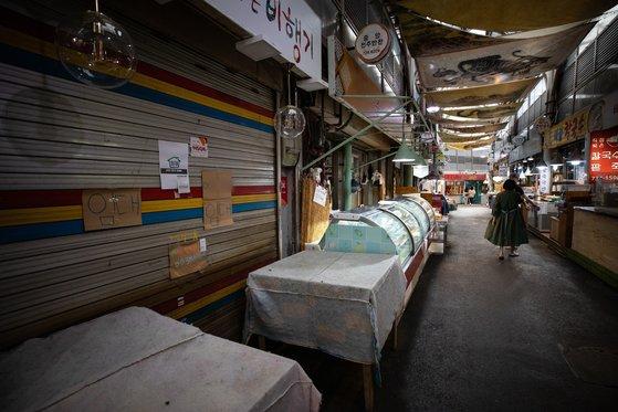 사회적거리두기 2.5단계 조치를 시행하던 지난 9월, 서울시내 한 전통시장 내 상점에 임대문의가 붙어 있다. 뉴스1