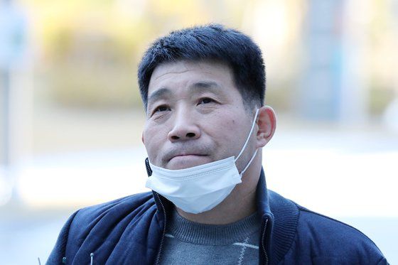 이춘재 연쇄살인 8차 사건 복역 후 출소한 윤성여씨가 2일 오후 경기도 수원시 영통구 수원지방법원에서 열린 재심 공판에 출석하고 있다. 뉴스1