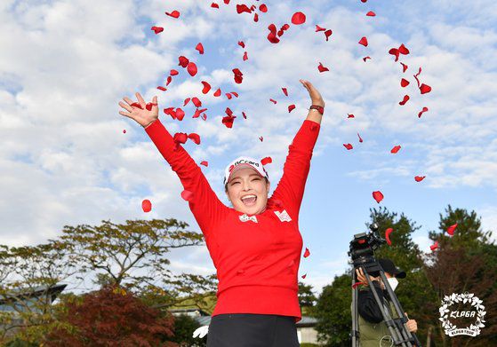 지난 1일 제주 서귀포시 핀크스GC에서 열린 'SK네트웍스 서울경제 레이디스 클래식' 우승자 장하나가 축하 꽃잎 세례를 받고 있다. [사진 KLPGA]