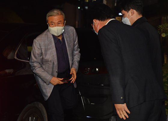 김종인 국민의힘 비상대책위원장이 2일 오후 서울 종로구의 한 한식당에서 내년 서울시장 보궐선거 전략 관련 의견 수렴차 서울지역 당 중진 정치인들과 만찬 회동을 하기 위해 들어서고 있다. 뉴스1