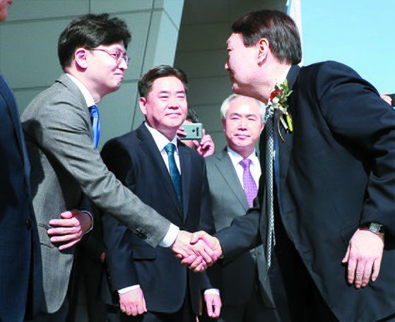 윤석열 검찰총장이 지난 2월 13일 오후 부산고검을 찾아 한동훈 부산고검 차장검사와 인사하고 있다.[연합뉴스]