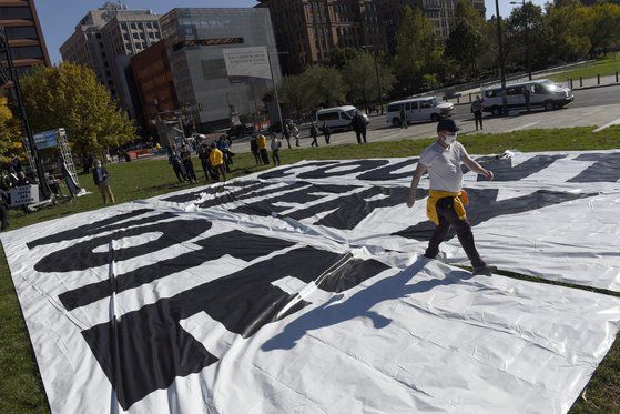 필라델피아에서 대형 Count Every Vote 플래카드를 제작하고 있다. AP=연합뉴스