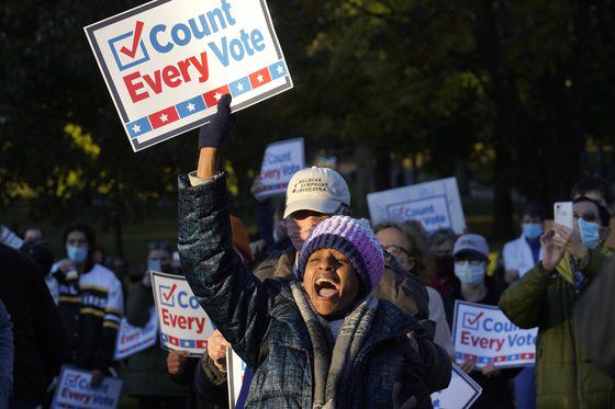 보스턴의 바이든 후보 지지자들. AP=연합뉴스