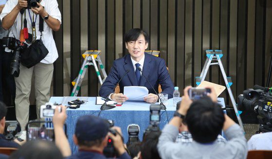 서민교수는 자신의 정치 평론 방향을 바꾼 결정적 계기는 조국사태라고 했다. 중앙DB