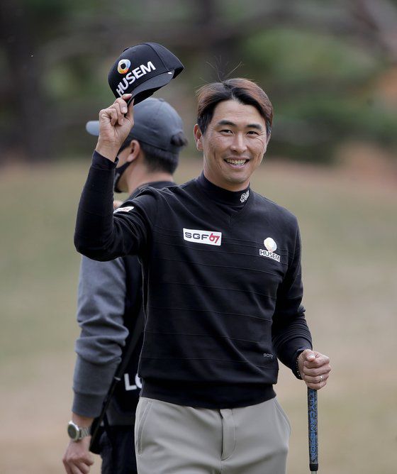 6일 경기 파주시 광탄면 서원밸리CC에서 열린 LG SIGNATURE 플레이어스 챔피언십 2라운드 18번 홀에서 문경준이 드라이버 티샷하고 있다. [사진 KPGA 민수용]