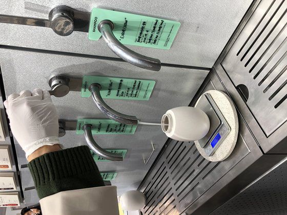 제품 선택 후 원하는 양만큼 담는 모습. 가격은 본품의 절반 정도라고 한다. 유지연 기자