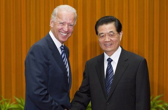 2011년 8월 후진타오 중국 주석은 중국 베이징 인민대회당에서 조 바이든 당시 미국 부통령을 만났다. [신화통신]