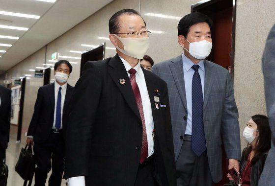 일한의원연맹의 가와무라 다케오 간사장이 지난 10월 18일 오후 더불어민주당 이낙연 대표와 비공개 면담을 갖기 위해 한일의원연맹 회장인 김진표 의원의 안내를 받으며 국회 본청 민주당 당대표실로 향하고 있다. [연합뉴스]