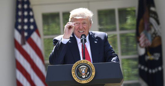 도널드 트럼프 미국 대통령은 지난 2017년 6월 1일(현지시간) 미국의 파리기후변화협정 탈퇴를 발표했다. 트럼프 대통령은 이날 백악관에서 협정 탈퇴를 직접 발표하면서 "파리협정은 미국에 불이익을 가져다준다"며 "나는 미국 국민을 보호할 책무를 수행할 의무가 있다"고 주장했다. [연합뉴스]