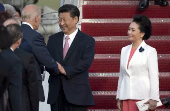 2015년 9월 시진핑 주석이 미국을 순방했다. 조 바이든 부통령이 공항에 마중을 나왔고 시 주석은 웃으며 감사를 표했다. [신화망]