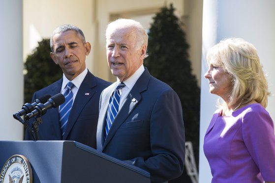 조 바이든 대통령 당선인이 오바마 행정부에서 부통령으로 재임하던 2015년 10월, 백악관에서 자신의 거취와 관련한 입장을 발표하고 있다.[EPA=연합뉴스]