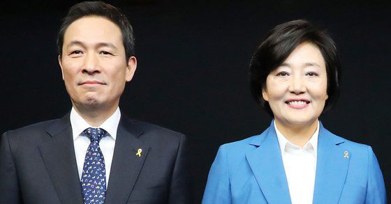우상호 민주당 의원(왼쪽)과 박영선 중소벤처기업부 장관(오른쪽)은 내년 4월 서울시장 보궐선거에 출마 가능성이 높은 유력 후보군이다. 사진은 2018년 4월 17일 오후 열린 더불어민주당 서울시장 후보 경선 토론회에서 나란히 카메라 앞에 선 두 사람. 사진공동취재단
