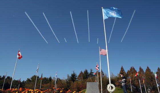 대한민국 공군 특수비행팀인 '블랙이글스'가 10일 부산 남구 유엔기념공원 상공에서 사전연습비행을 하면서 '턴 투워드 부산'을 상징하는 '11월 11일 오전 11시'를 새기고 있다. 블랙이글스는 11일 '유엔참전용사 국제추모의 날'에 추모 비행을 펼친다. 송봉근 기자