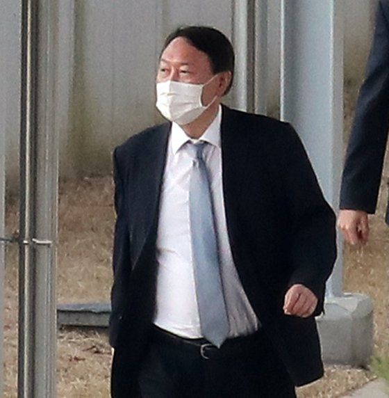 윤석열 검찰총장이 지난 9일 오후 충북 진천군 법무연수원 진천캠퍼스에서 신임 차장검사들을 대상으로 강연을 하기 위해 들어서고 있다. 뉴스1