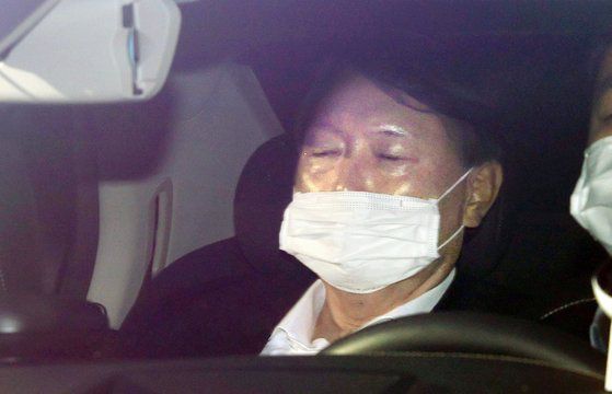 윤석열 검찰총장이 11일 오전 서울 서초구 대검찰청으로 출근하고 있다. 연합뉴스.