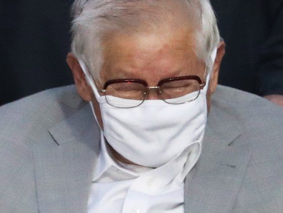 감염병예방법 위반 등의 혐의로 구속기소된 신천지예수교 증거장막성전(신천지) 이만희 총회장이 12일 오후 경기도 수원시 팔달구 수원구치소에서 보석으로 석방되고 있다. 연합뉴스