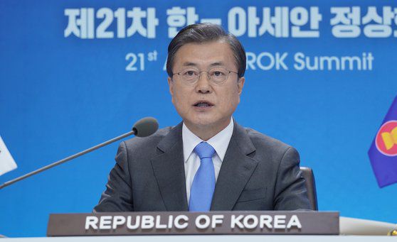 문재인 대통령이 12일 오후 청와대 본관 충무실에 마련된 화상 정상회의장에서 열린 제21차 한-아세안 화상 정상회의에서 모두발언을 하고 있다. 청와대사진기자단