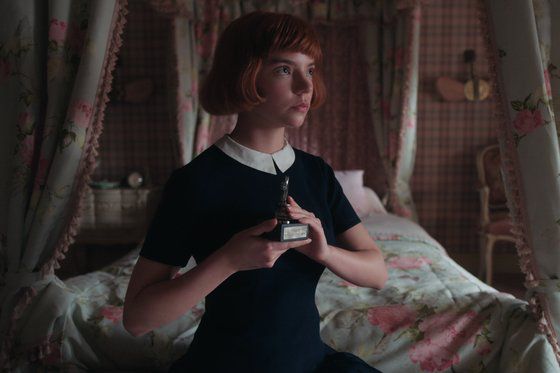 1950년~60년대 시대상을 표현하기 위한 패션은 물론 인테리어도 눈길을 끈다. 사진 넷플릭스