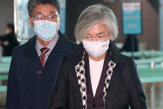 강경화 외교부 장관이 지난 8일 오전 인천국제공항 제2여객터미널을 통해 미국 워싱턴으로 출국하고 있다. [뉴스1]