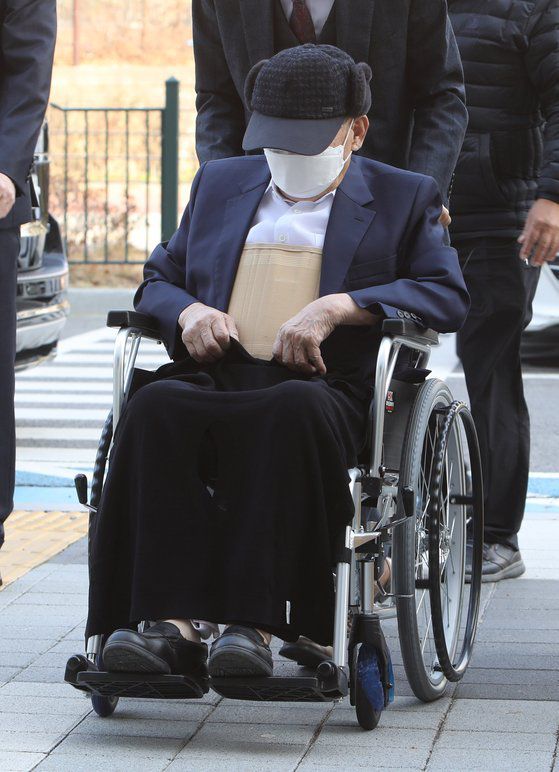 감염병예방법 위반 등 혐의로 구속기소됐다가 최근 건강 악화 등을 이유로 보석 석방된 신천지예수교 증거장막성전(신천지) 이만희 총회장이 지난 11일 16일 오후 재판 출석을 위해 경기도 수원지방법원으로 이동하고 있다. 연합뉴스