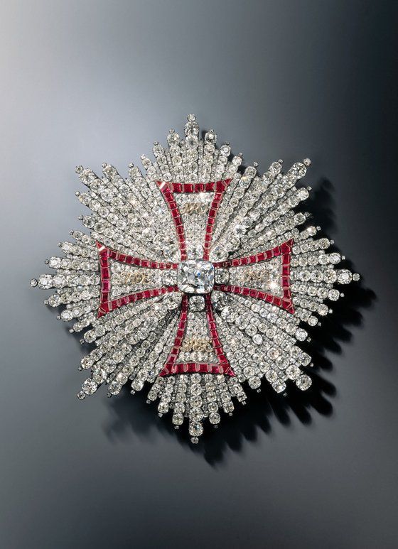20캘럿의 다이아몬드와 루비로 장식된 공예품. 드레스덴 박물관에서 도나낭한 물건 중 하나다. AFP=연합뉴스