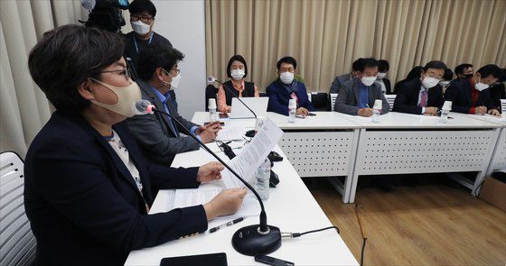 19일 오후 서울 마포구 마포현대빌딩에서 열린 '더 좋은 세상으로(마포포럼)' 정례 세미나에서 서울시장 선거 출마를 공식 선언한 이혜훈 전 국민의힘 의원은 ’23번의 잘못된 부동산 정책으로 집값 화약고에 불을 붙인 문재인 정부와 민주당 대권 시장(박원순 전 시장)이 폭등의 공범“이라고 지적했다. 뉴스1