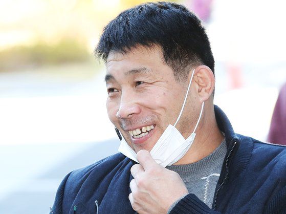 2일 오후 경기도 수원시 영통구 수원지방법원에서 열리는 이춘재 연쇄살인 8차 사건 재심 9차 공판에 재심 청구인 윤성여 씨가 출석하며 취재진 질문에 답하고 있다. 연합뉴스