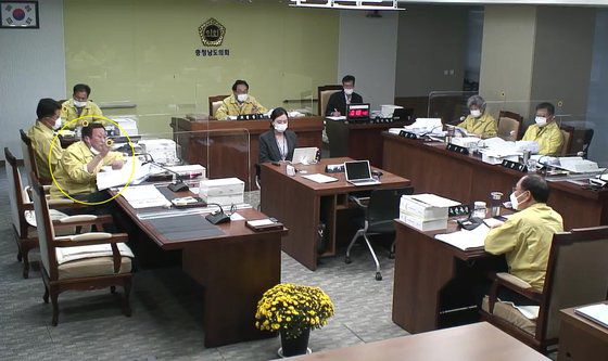 지난 6일 열린 충남도의회 농수산해양수산회의 행정사무감사 도중 김득응 도의원(노란색 원)이 답변에 나선 공무원에게 막말을 하고 있다. [사진 충남도의회]