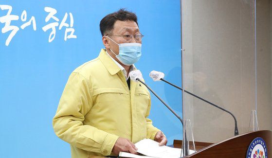 충남도의회 상임위원회 행정사무감사 과정에서 공무원들에게 막말을 했던 충남도의회 김득응 의원이 19일 오전 기자회견을 열고 사과하고 있다. [사진 충남도의회]