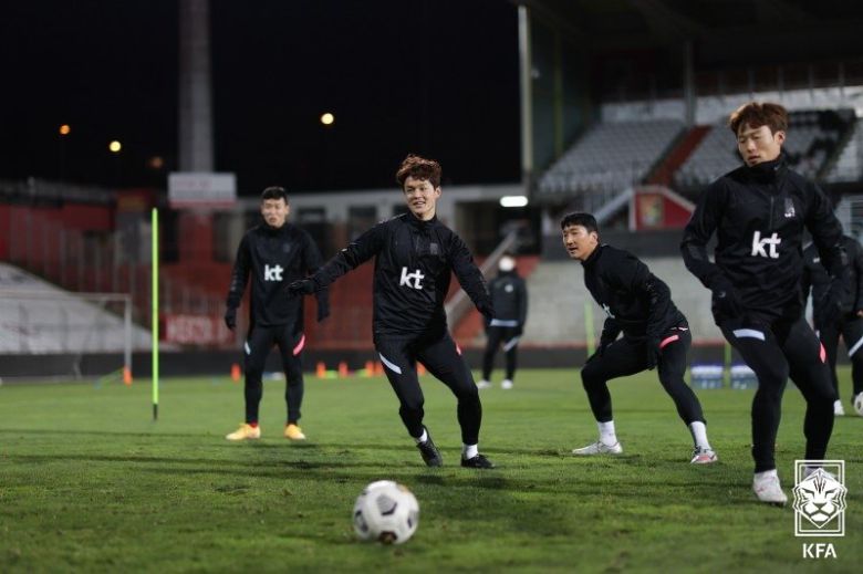오스트리아에서 대표팀 훈련에 참가한 주세종(왼쪽 둘째)과 손준호(오른쪽). [사진 대한축구협회]