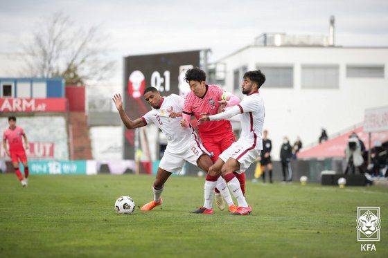17일 오스트리아 마리아엔처스도로프에서 열린 카타르와 평가전에서 수비진을 돌파하는 손흥민. 손흥민은 경기 뒤 소속팀 토트넘이 보낸 전세기를 타고 영국으로 돌아갔다. [사진 대한축구협회]