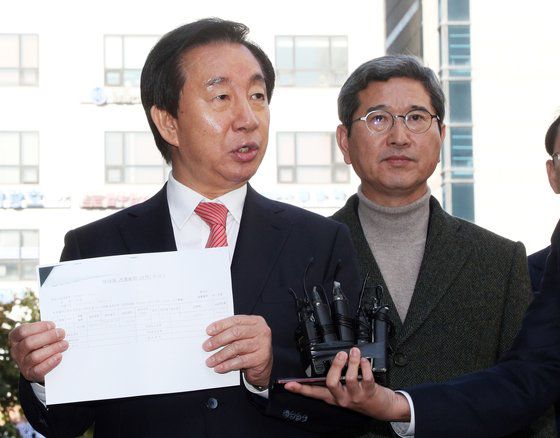 '딸 KT 채용청탁' 의혹을 받는 김성태 전 국민의힘 의원이 지난해 11월 1심 재판에 출석하며 서유열 전 KT홈고객부분 사장의 식당 카드 결제 내역서를 공개했다 [뉴스1]