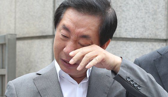 딸의 채용 청탁 의혹으로 재판에 넘겨진 김성태 전 국민의힘 의원이 지난해 7월 서울남부지방검찰청 앞에서 1인 시위를 하며 눈물을 흘리고 있다. [뉴스1]