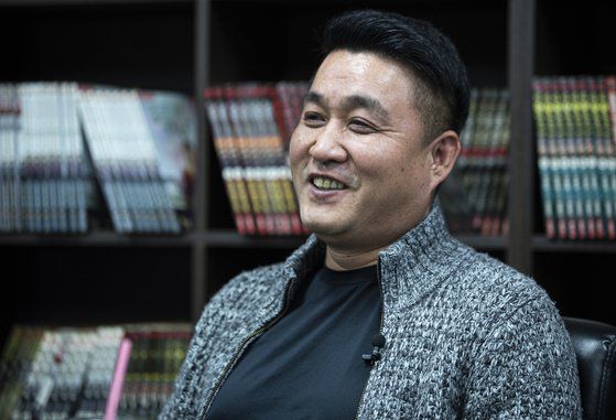 김성모 웹튠작가가 16일 부천 한국만화영상진흥원 작업실에서 인터뷰 후 포즈를 취하고 있다. 권혁재 사진전문기자