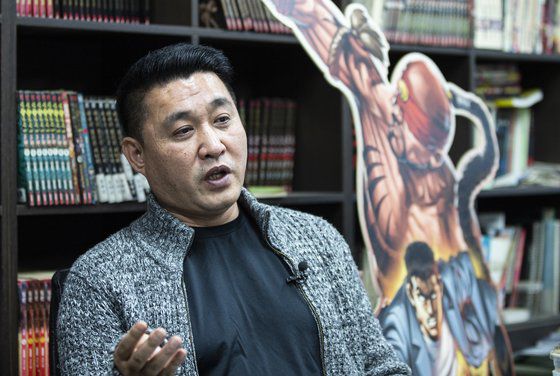 김성모 작가가 16일 부천 한국만화영상진흥원 작업실에서 인터뷰 후 포즈를 취하고 있다. 권혁재 사진전문기자