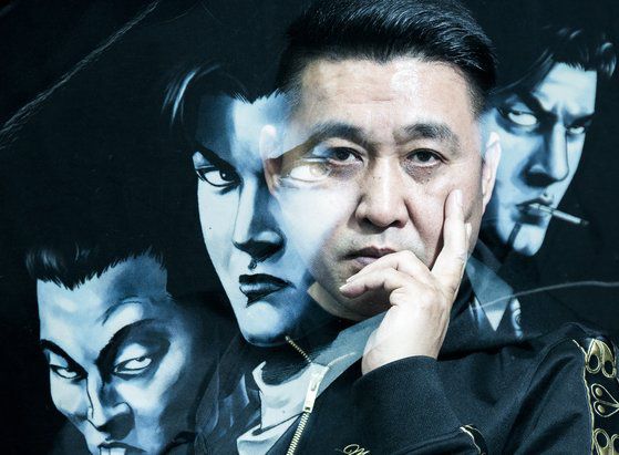 김성모 작가가 16일 부천 한국만화영상진흥원 작업실에서 인터뷰 후 포즈를 취하고 있다. 배경은 김 작가의 대표작인 '대털'의 캐릭터들이다. 권혁재 사진전문기자