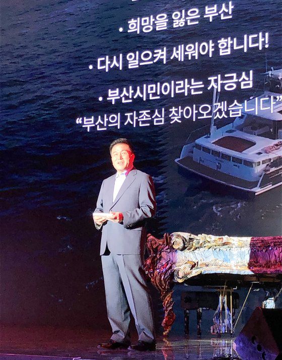 23일 오전 부산 해운대구 월석아트홀에서 내년 4월 부산시장 보궐선거 출마를 공식 선언한 이진복 전 의원. 그는 "부산을 통째로 팔러 다니는 글로벌 세일즈 시장이 되겠다"고 말했다. 연합뉴스