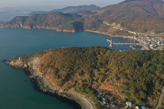 정치권에서 동남권 신공항 부지로 거론되고 있는 부산 가덕도. 국무총리실 산하 김해신공항 검증위원회는 지난 17일 타당성 검증 결과를 발표하며 ″김해신공항안은 안전, 시설운영·수요, 환경, 소음 분야에서 상당 부분 보완이 필요하다″고 밝혔다. 연합뉴스