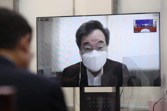 이낙연 더불어민주당 대표가 25일 서울 여의도 국회에서 열린 당 최고위원회의에서 화상으로 참석해 모두발언을 하고 있다. 국회사진기자단