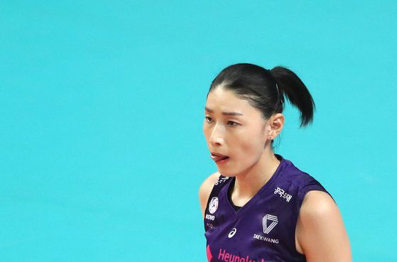 지난 11일 서울 중구 장충체육관에서 열린 '2020-21시즌 도드람 V리그' 여자부 GS칼텍스와 흥국생명의 경기에서 흥국생명 김연경이 상대 쪽 코트를 바라보고 있다. 뉴스1