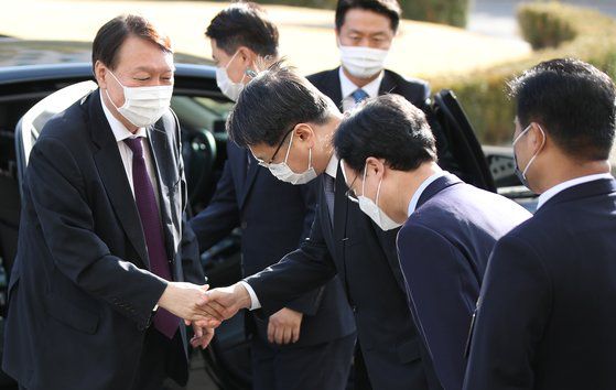 윤석열 검찰총장(왼쪽부터)이 지난달 29일 오후 검사들과의 간담회를 위해 대전지방검찰청에 도착해 강남일 대전고검장, 이두봉 대전지검장 등과 인사하고 있다. 연합뉴스