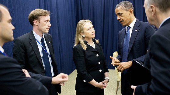 제이크 설리번(왼쪽 두 번째)이 힐러리 클린턴 전 국무장관과 버락 오바마(오른쪽 두 번째) 전 대통령과 함께 이야기를 나누고 있다. [백악관 홈페이지]