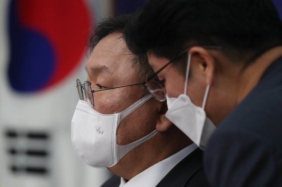 김태년 더불어민주당 원내대표가 25일 서울 여의도 국회에서 열린 당 최고위원회의에서 한 당직자로부터 귀엣말로 보고를 받고 있다. 국회사진기자단