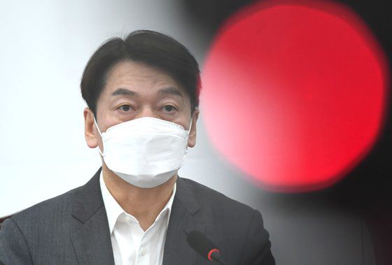 안철수 국민의당 대표가 26일 오전 서울 여의도 국회에서 열린 최고위원회의에서 추미애 법무부 장관이 윤석열 검찰총장에게 내린 직무정지명령과 관련해 발언하고 있다. 오종택 기자